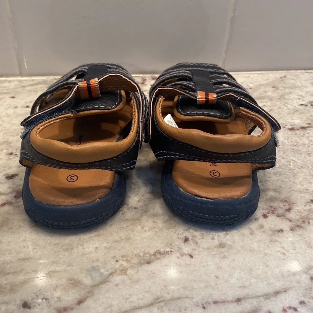 Koala kids size 3 navy sandals  with Velcro closure.  Excellent condition